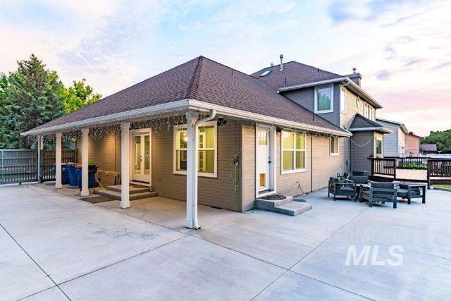 3160 E Springwood Dr, Meridian, ID 83642