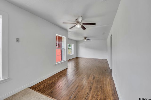 315 E Hubbard St, Lindale, TX 75771