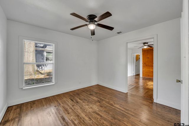 315 E Hubbard St, Lindale, TX 75771