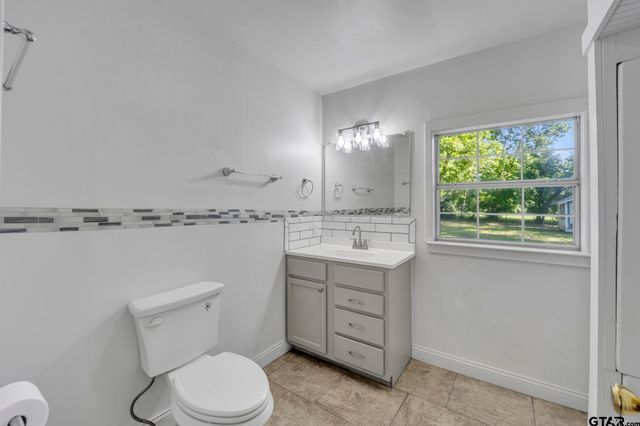 315 E Hubbard St, Lindale, TX 75771
