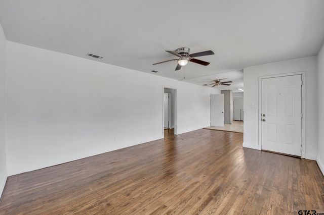 315 E Hubbard St, Lindale, TX 75771