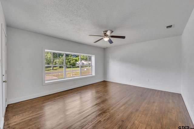 315 E Hubbard St, Lindale, TX 75771