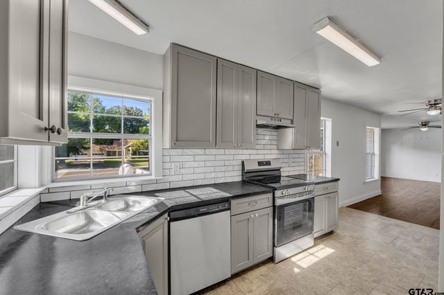 315 E Hubbard St, Lindale, TX 75771