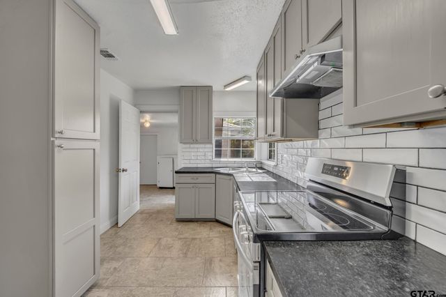 315 E Hubbard St, Lindale, TX 75771