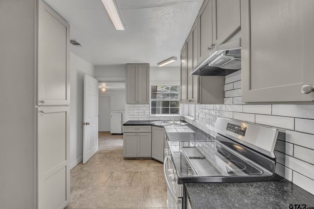 315 E Hubbard St, Lindale, TX 75771