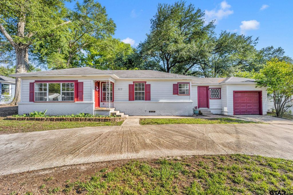 315 E Hubbard St, Lindale, TX 75771