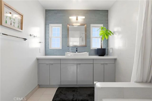 129 N Crescent Heights, Los Angeles, CA 90048