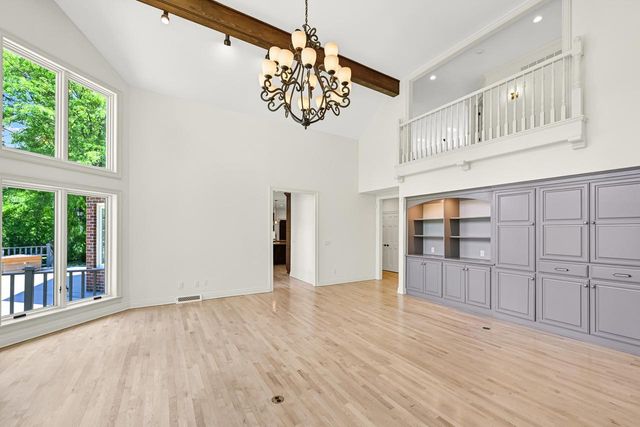 2146 W Columbia DRIVE, Mequon, WI 53092