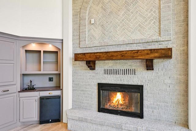 2146 W Columbia DRIVE, Mequon, WI 53092