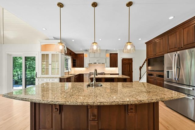 2146 W Columbia DRIVE, Mequon, WI 53092