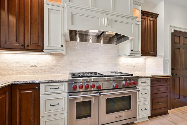 2146 W Columbia DRIVE, Mequon, WI 53092