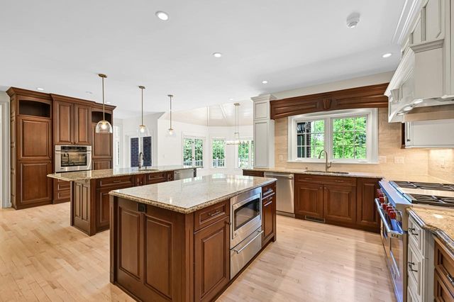 2146 W Columbia DRIVE, Mequon, WI 53092