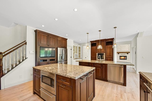 2146 W Columbia DRIVE, Mequon, WI 53092