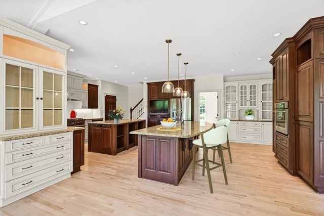2146 W Columbia DRIVE, Mequon, WI 53092