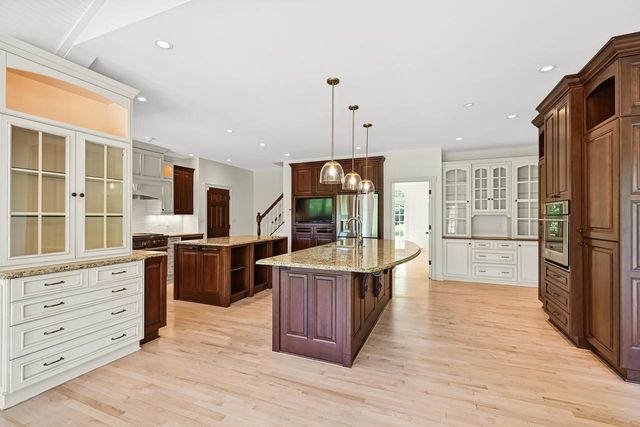 2146 W Columbia DRIVE, Mequon, WI 53092