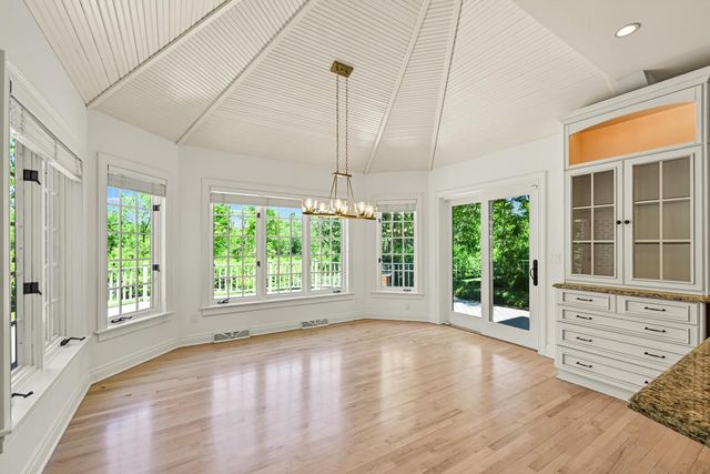 2146 W Columbia DRIVE, Mequon, WI 53092