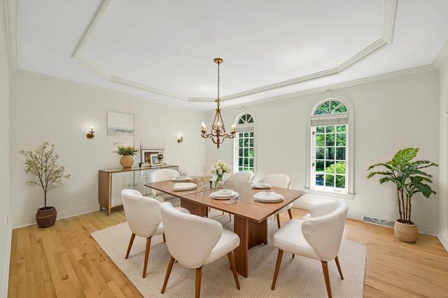 2146 W Columbia DRIVE, Mequon, WI 53092