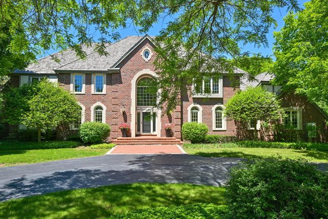 2146 W Columbia DRIVE, Mequon, WI 53092