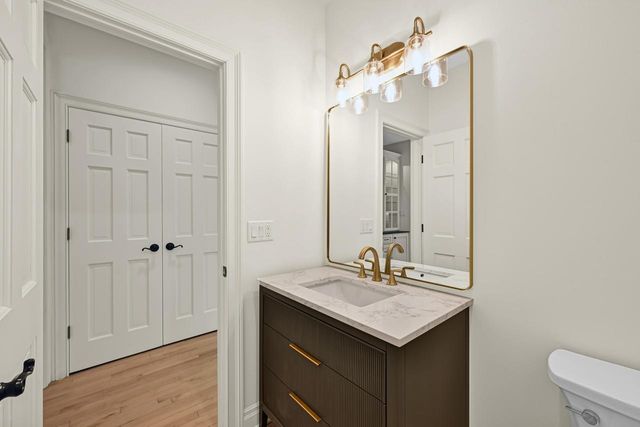 2146 W Columbia DRIVE, Mequon, WI 53092