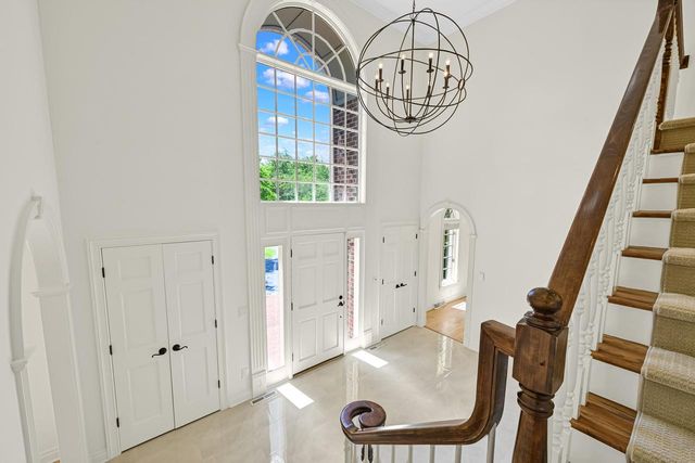2146 W Columbia DRIVE, Mequon, WI 53092