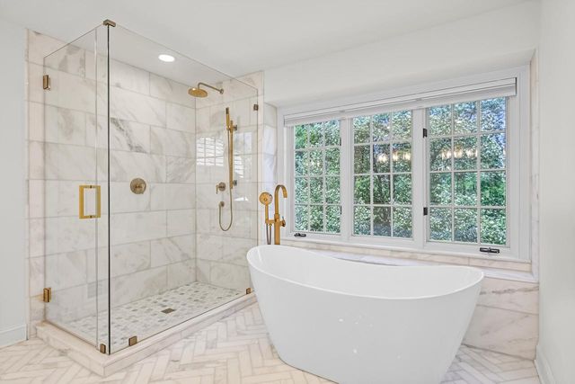 2146 W Columbia DRIVE, Mequon, WI 53092