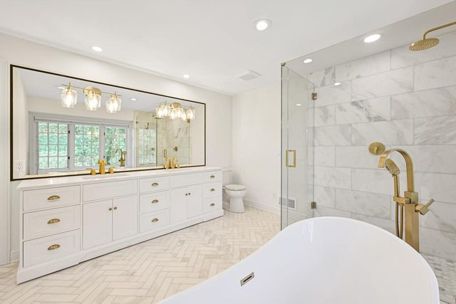 2146 W Columbia DRIVE, Mequon, WI 53092