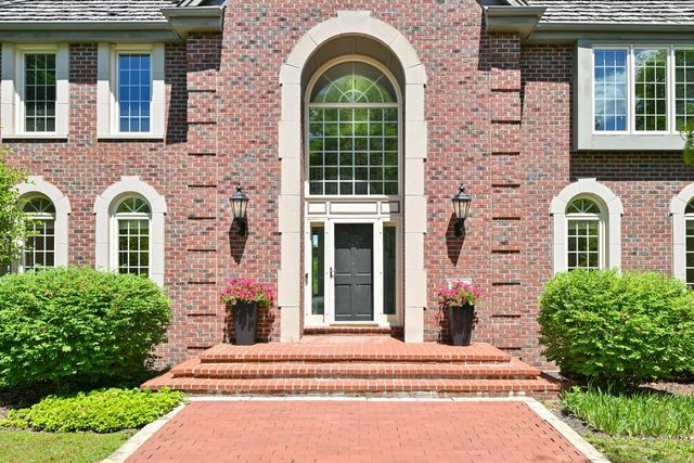 2146 W Columbia DRIVE, Mequon, WI 53092