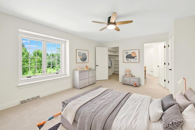 2146 W Columbia DRIVE, Mequon, WI 53092