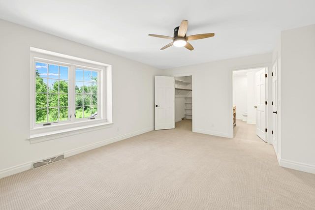2146 W Columbia DRIVE, Mequon, WI 53092