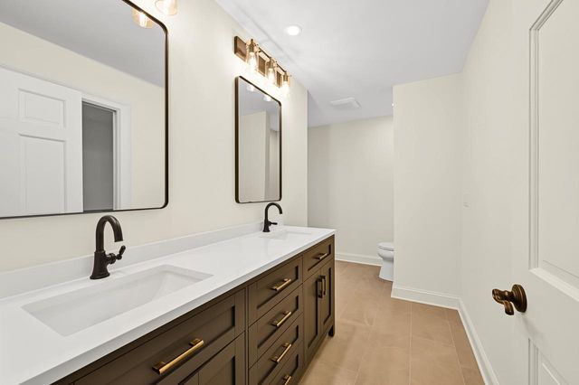 2146 W Columbia DRIVE, Mequon, WI 53092