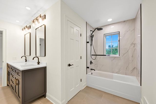 2146 W Columbia DRIVE, Mequon, WI 53092