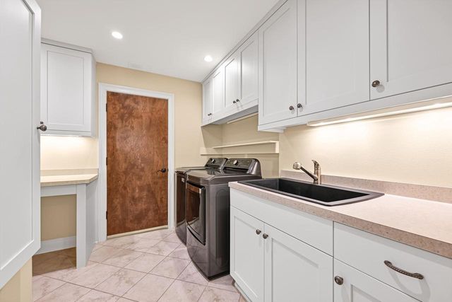 2146 W Columbia DRIVE, Mequon, WI 53092