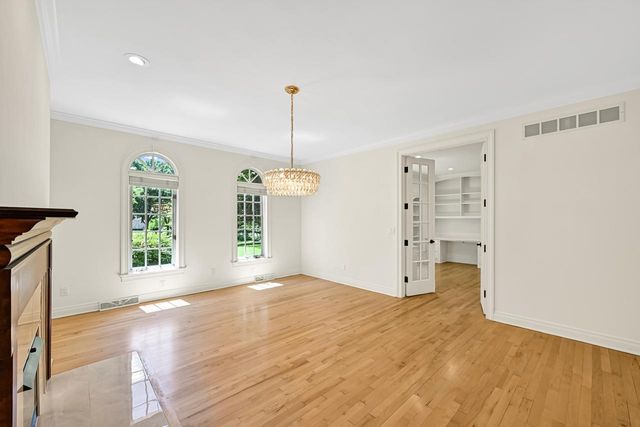 2146 W Columbia DRIVE, Mequon, WI 53092