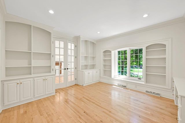 2146 W Columbia DRIVE, Mequon, WI 53092