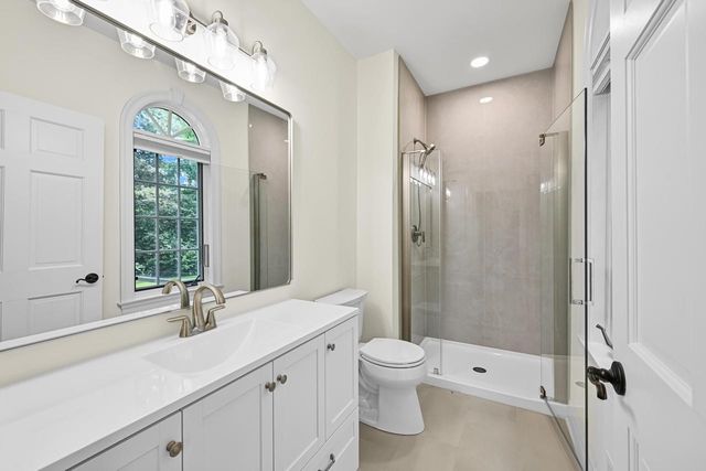 2146 W Columbia DRIVE, Mequon, WI 53092
