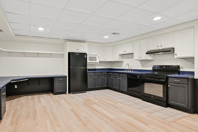 2146 W Columbia DRIVE, Mequon, WI 53092