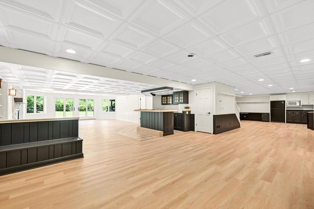 2146 W Columbia DRIVE, Mequon, WI 53092