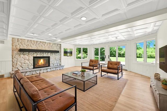 2146 W Columbia DRIVE, Mequon, WI 53092