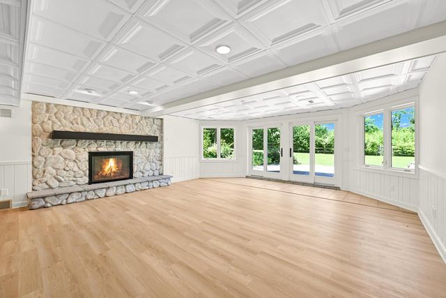 2146 W Columbia DRIVE, Mequon, WI 53092