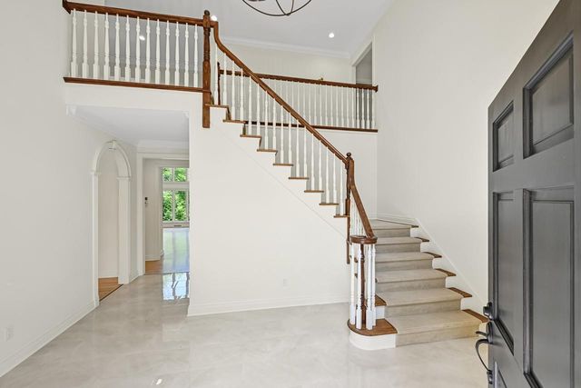 2146 W Columbia DRIVE, Mequon, WI 53092