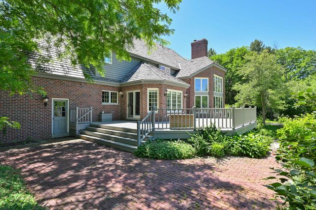 2146 W Columbia DRIVE, Mequon, WI 53092