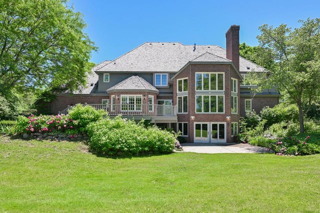 2146 W Columbia DRIVE, Mequon, WI 53092