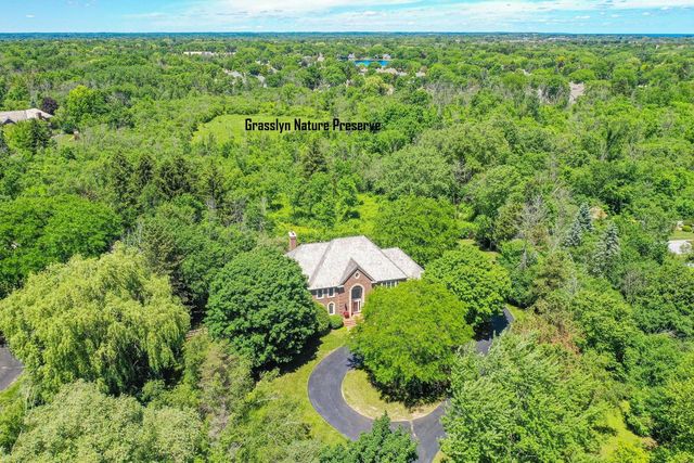 2146 W Columbia DRIVE, Mequon, WI 53092