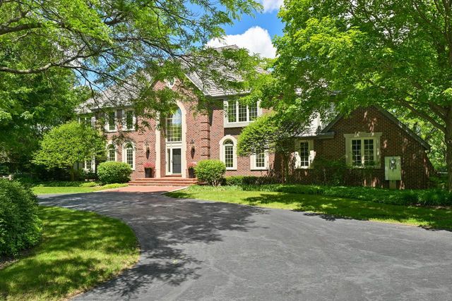 2146 W Columbia DRIVE, Mequon, WI 53092
