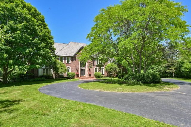 2146 W Columbia DRIVE, Mequon, WI 53092