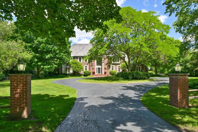 2146 W Columbia DRIVE, Mequon, WI 53092