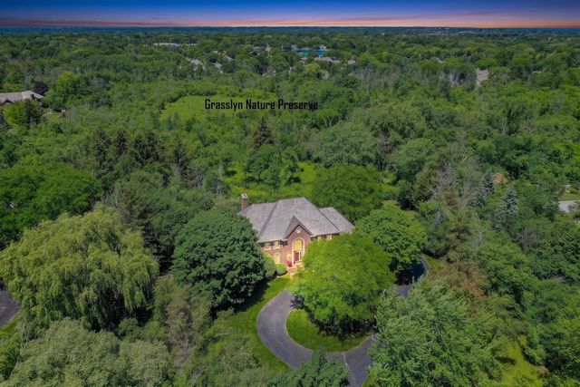 2146 W Columbia DRIVE, Mequon, WI 53092