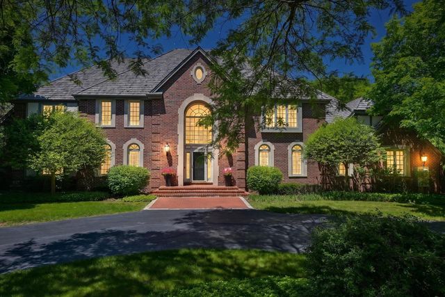 2146 W Columbia DRIVE, Mequon, WI 53092