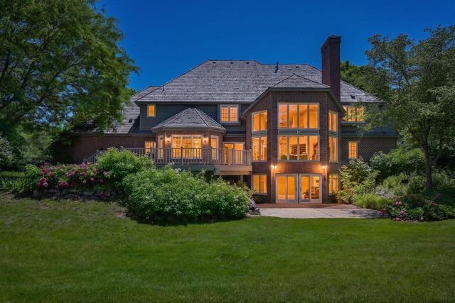 2146 W Columbia DRIVE, Mequon, WI 53092