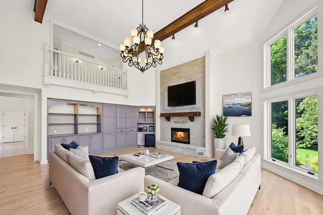 2146 W Columbia DRIVE, Mequon, WI 53092